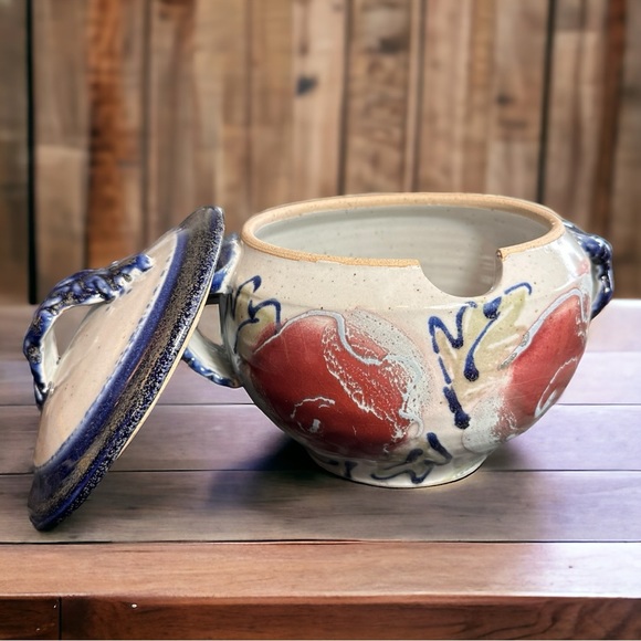 BEAUTIFUL ARTISAN MADE POTTERY SOUP TUREEN - Picture 1 of 11